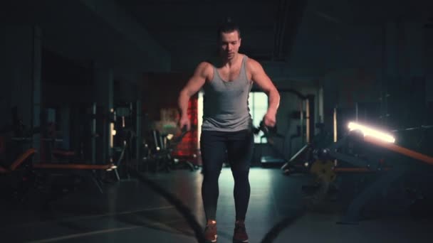 Привлечение спортивной фитнес мужской тренировки веревки в современном тренажерном зале — стоковое видео