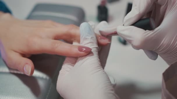 Artista de manicura haciendo esmalte de uñas con cepillo y herramientas — Vídeo de stock