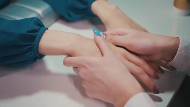 Manicure kunstenaar het maken van ontspannende handmassage in spa salon — Stockvideo