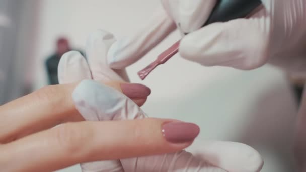 Маникюр художник делает лак для ногтей с кистью и инструментами — стоковое видео