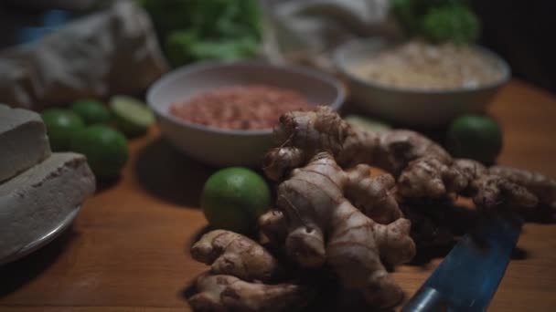 Ensemble d'aliments crus végétariens ou végétaliens avec sacs écologiques — Video