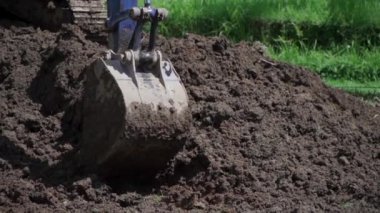 Endüstriyel buldozer tropik yağmur ormanlarında toprak ve toprak kazıyor