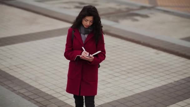 Attraktiv kvinna författare skriver brev eller roman i anteckningsboken — Stockvideo