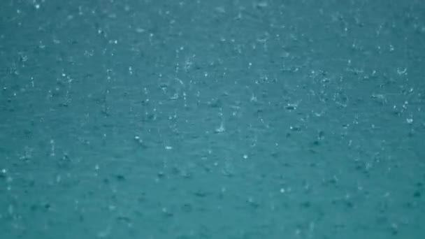 Gouttes d'eau de pluie tropicale tombent dans un lac ou une piscine bleu clair — Video