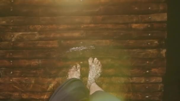 Samec bosý krok přes podvodní molo v létě — Stock video