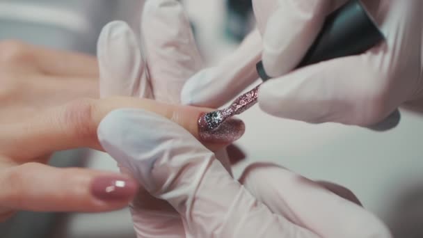 指甲美容师用刷子和工具做指甲抛光 — 图库视频影像