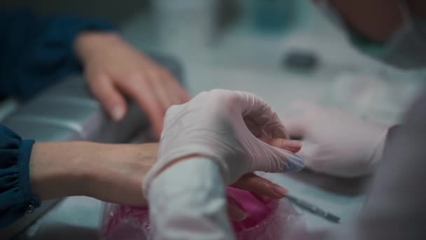 Close-up schot en manicure kunstenaar het maken van nagel reinigen en polijsten — Stockvideo