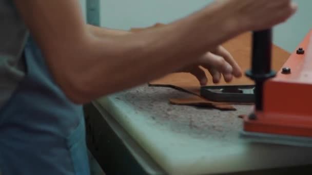 Personas que trabajan con maquinaria de prensa para cortar el cuero del zapato — Vídeo de stock