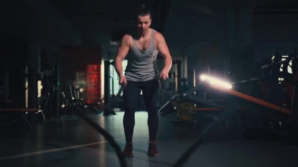 Attraktive athletische Fitness männliche Gymnastikseile in modernen Turnhallen — Stockvideo