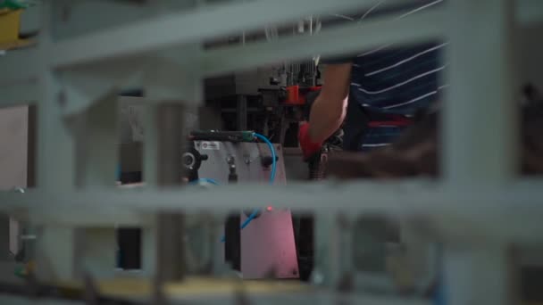 Hombre que trabaja con maquinaria automática en fábrica de zapatos — Vídeo de stock