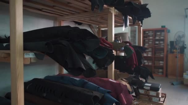Комплект кожаных рулонов для производства обуви и одежды — стоковое видео