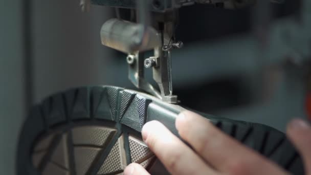 Scarpe da cucire operaie su calzature fabbricate con macchinari — Video Stock