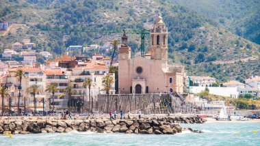 Sitges kilisenin uzun görünümü