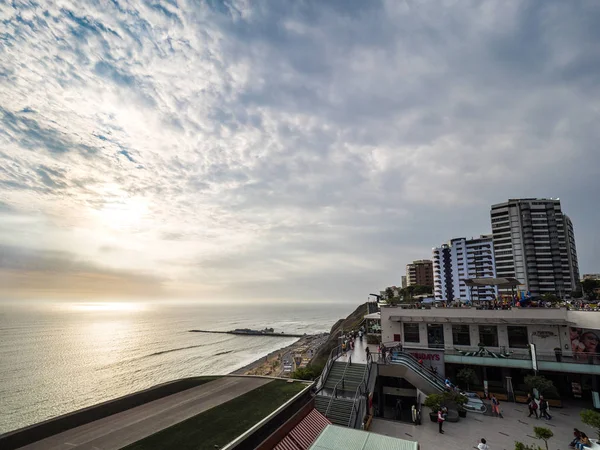 Puesta de sol sobre el centro comercial Larcomar — Foto de Stock