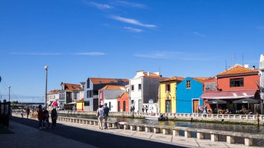 Aveiro, Portekiz - 9 Temmuz 2017: Geleneksel renkli binalar Aveiro şehir görünümünü