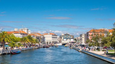 Aveiro, Portekiz - 9 Temmuz 2017: Ana kanal tam turistik turları için teknelerin Aveiro şehir görünümünü.