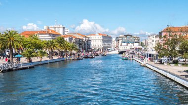 Aveiro, Portekiz - 9 Temmuz 2017: Ana kanal tam turistik turları için teknelerin Aveiro şehir görünümünü.