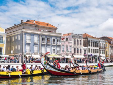 Aveiro, Portekiz - 9 Temmuz 2017: Tekne turist Aveiro ana kanal dolu