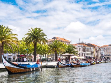 Aveiro, Portekiz - 9 Temmuz 2017: Tekneler turistik Turları ana kanal Aveiro için