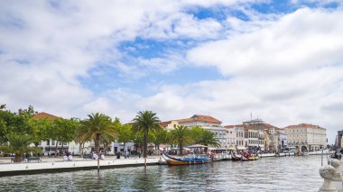 Aveiro, Portekiz - 9 Temmuz 2017: Ana chanel turist tekneleri Aveiro şehir ile
