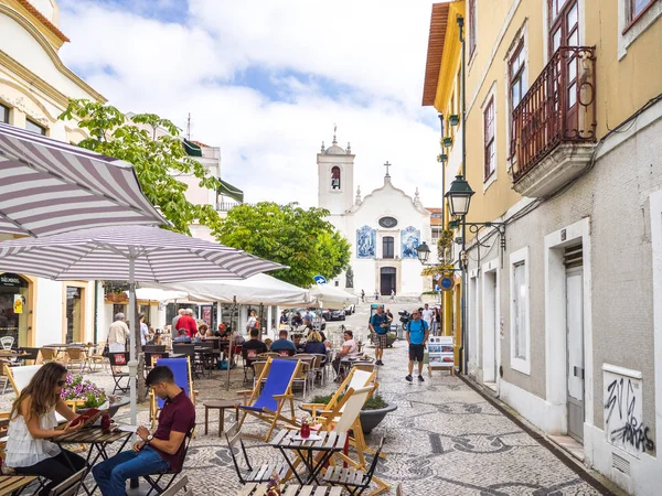 Aveiro, Portekiz - 9 Temmuz 2017: Largo da Apresentacao Caddesi'nin restoranlarda turist görünümünü