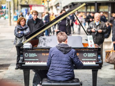 Piyano çalan genç kız