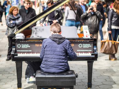 Genç çocuk piyanist