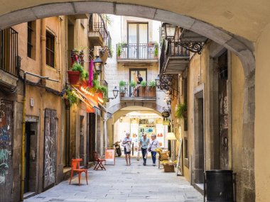 Barcelona, İspanya - 21 Mayıs 2017: Küçük bir sokakta yürüyen turist ile d. eski mahallede görünümünü