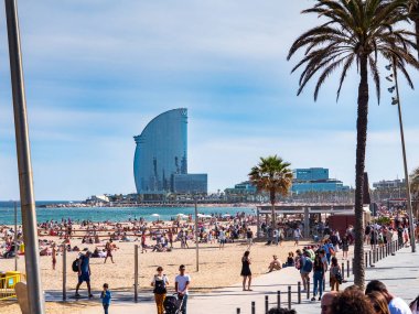 Barcelona, İspanya - 21 Mayıs 2017: Barcelona'da Barceloneta plajın kumları üzerinde turist görünümünü
