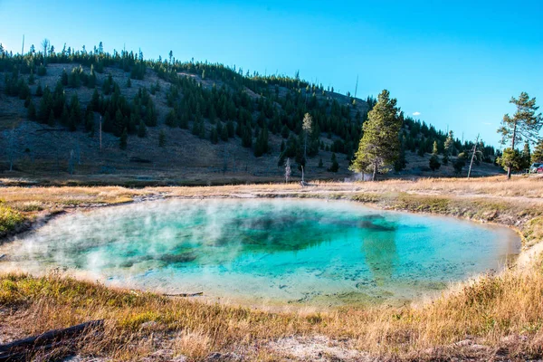 Fonte termal turquesa no Parque Nacional de Yellowstone, Wyoming — Fotografia de Stock