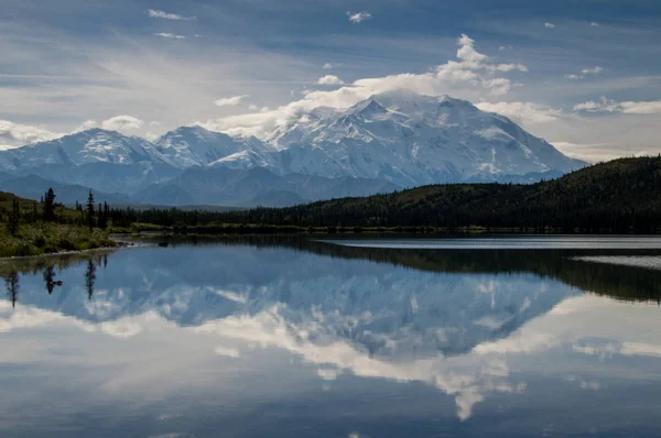 Riflessione Denali Mountain nel lago Wonder, Alaska — Foto Stock