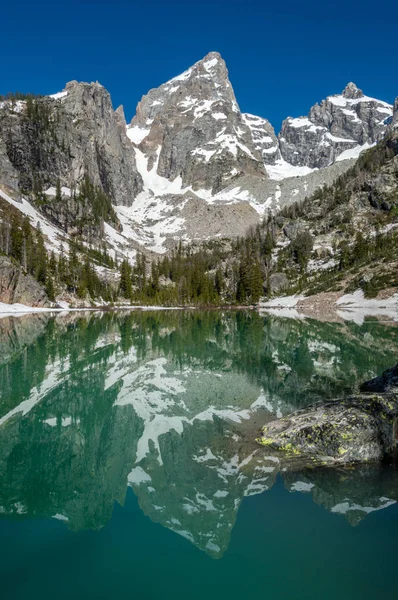 Delta sjön med berg reflektion i Grand Teton, Wyoming — Stockfoto