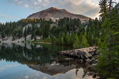 Göl Helen Lassen tepe yansıma üzerinde bir gündoğumu Lassen volkanik Milli Parkı