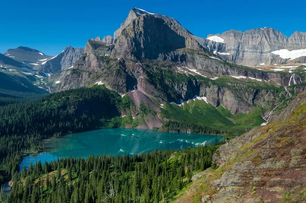 Lago Grinnel con una montaña en la parte posterior, Parque Nacional Glaciar, Montana — Foto de Stock