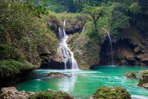 Şelale ve güzel göl Semuc Champey Park, Guatemala