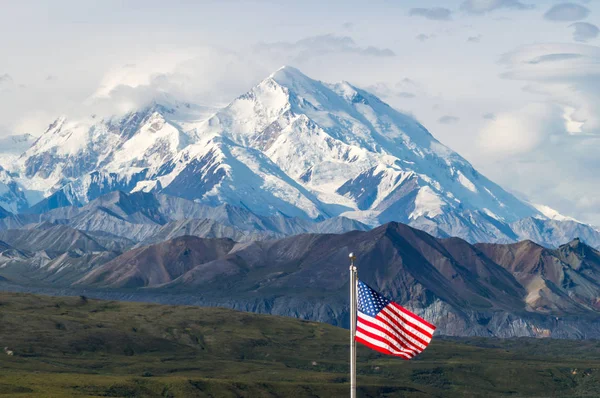 Monte Mckinley con bandera americana, Parque Nacional Denali, Alaska Imágenes de stock libres de derechos