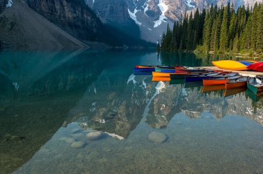 Akşam güneşi, su üzerinde alınacak hazır oturan Kano bir satır. Louise lake Banff national park, Alberta, Kanada