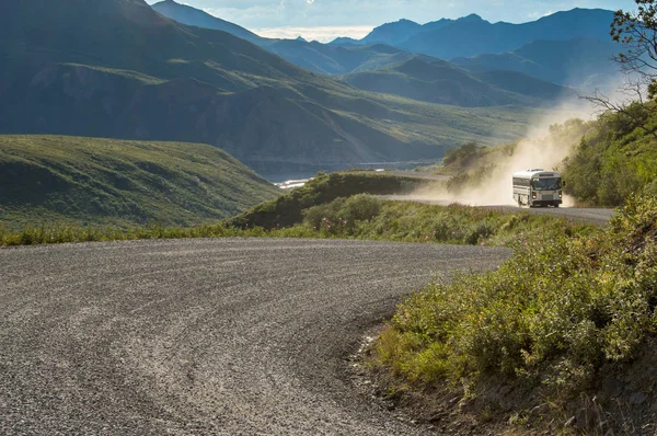 Denali Milli Parkı, Alaska de çakıl yol sürüş tur otobüsü