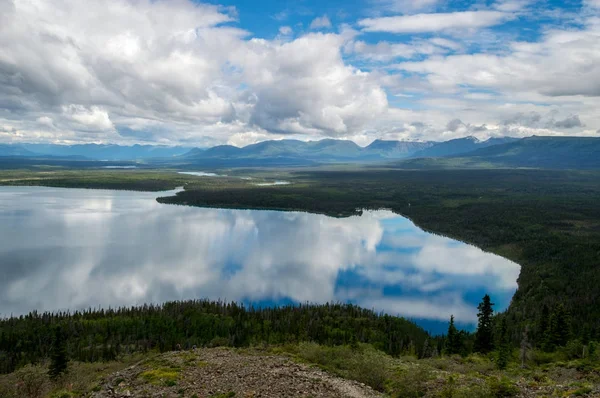 Kings tronen vandring med utsikt över Kathleen sjön i Kluane nationalpark, Yukon, Kanada — Stockfoto
