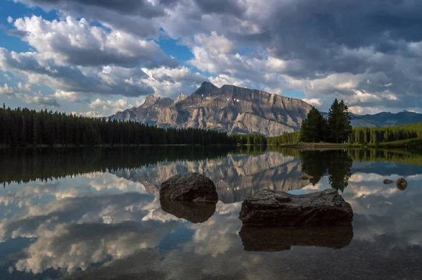 Bewolkt zonsopgang aan twee Jack meer bij Banff national park, Alberta, Canada — Stockfoto