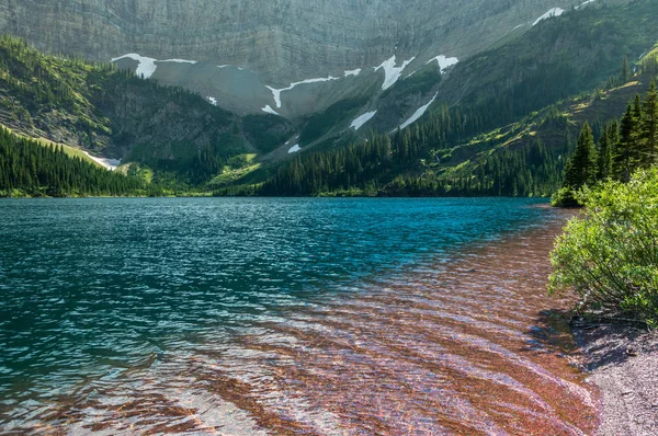 Alderson jezioro w Waterton park narodowy, Alberta, Kanada — Zdjęcie stockowe