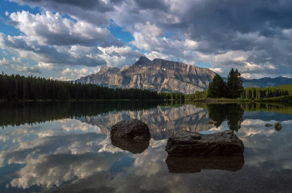 Nascer do sol nublado no lago Two Jack no parque nacional de Banff, Alberta, Canadá Imagem De Stock