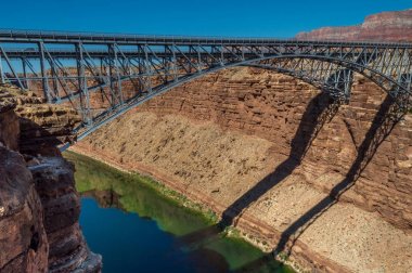 Colorado Nehri üzerindeki Navajo Köprüsü