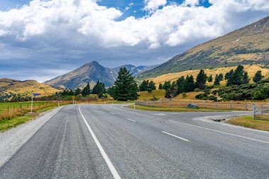 Glenorchy, Yeni Zelanda yakınlarındaki manzara yolu