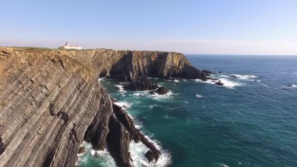 Faro en la cima del acantilado - Cabo Sardao, Portugal vista aérea — Vídeos de Stock