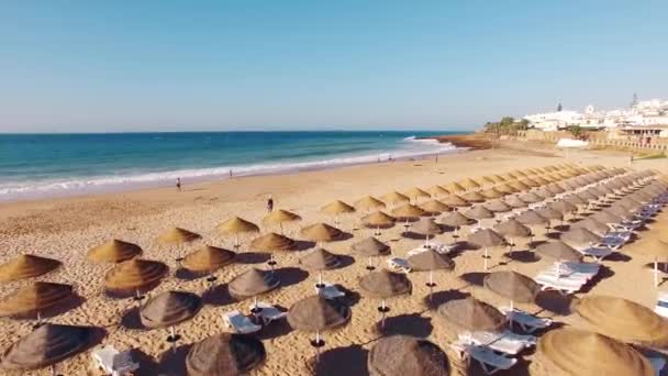 Playa de Praia da Luz por la mañana, Lagos, Algarve, Portugal vista aérea — Vídeos de Stock