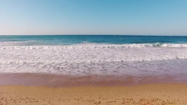 Olas en la playa de arena vista aérea — Vídeos de Stock