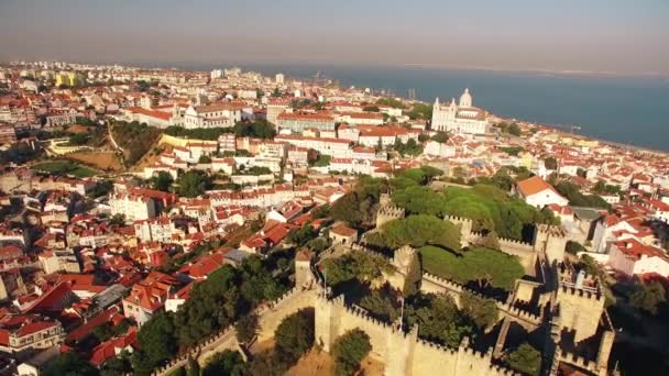 Vista panorámica Castillo de Sao Jorge y Alfama Lisboa aérea — Vídeos de Stock