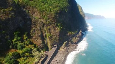 şelale ve Madeira Adası okyanusta havadan görünümü