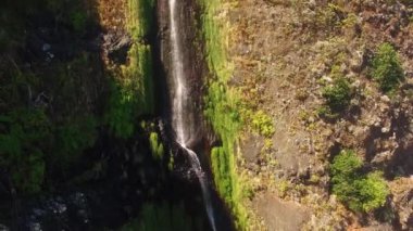 şelale ve Madeira Adası okyanusta havadan görünümü